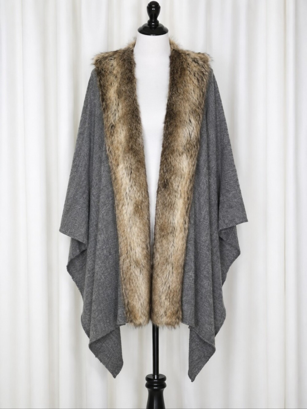 Nordstrom One Size Lambs Wool Faux Fur Gray Ribbed Cozy Knit Cape Wrap Sweater